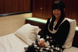 女が足を - F819